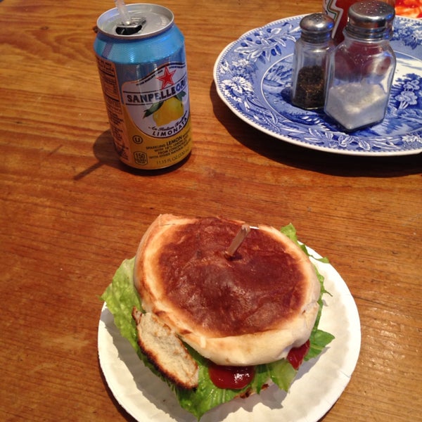 Excellent burger à 2 pas du mémorial 9/11! Idéal pour une pause lunch dans une journée de visite. Endroit sympa et accueillant.
