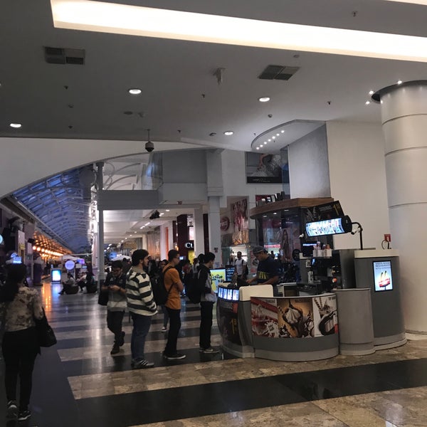 Photo taken at Shopping Estação by Heliel D. on 11/1/2018