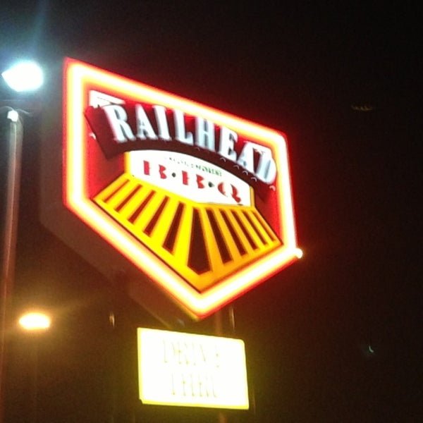รูปภาพถ่ายที่ Railhead Smokehouse โดย Kellie O. เมื่อ 2/22/2013