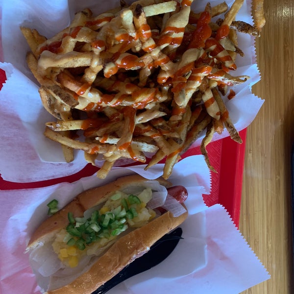 Foto diambil di Haute Dogs &amp; Fries Restaurant oleh Peter H. pada 8/27/2019