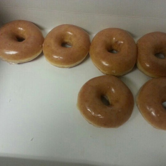 10/24/2012 tarihinde Ashley P.ziyaretçi tarafından Krispy Kreme'de çekilen fotoğraf