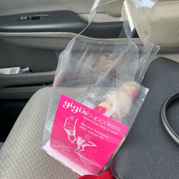 Foto tomada en Gigi&#39;s Cupcakes  por LaTisha P. el 2/1/2019