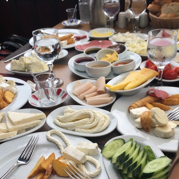 Foto scattata a Göl Et Restaurant da Asell Y. il 8/24/2018