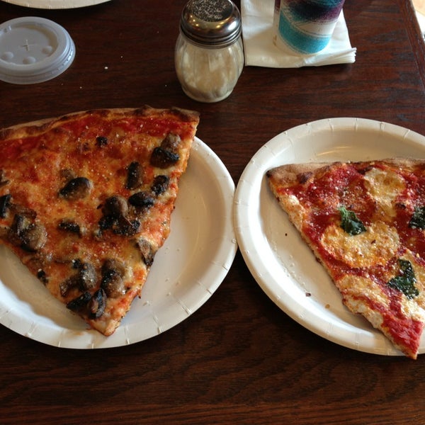 รูปภาพถ่ายที่ Luigi&#39;s Pizza Fresca โดย Matt F. เมื่อ 2/12/2013