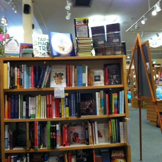 Foto tirada no(a) East West Bookstore por Ruth O. em 1/11/2014