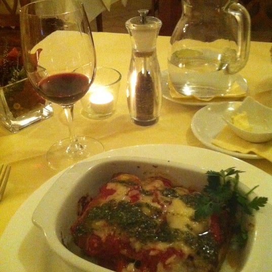 10/28/2012 tarihinde Oscar N.ziyaretçi tarafından Platina Restaurant &amp; Garden'de çekilen fotoğraf