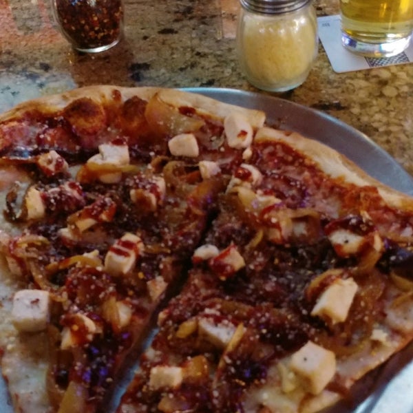 1/5/2018 tarihinde Christina R.ziyaretçi tarafından Ruckus Pizza, Pasta &amp; Spirits'de çekilen fotoğraf
