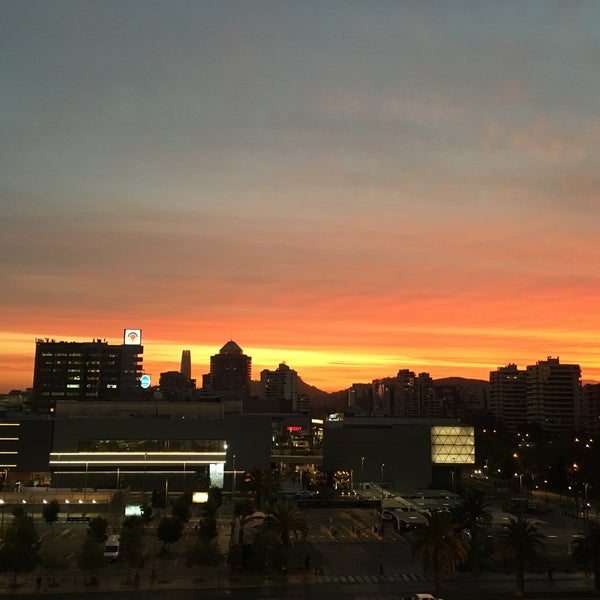 Foto tirada no(a) Courtyard by Marriott Santiago Las Condes por CJ em 4/4/2016