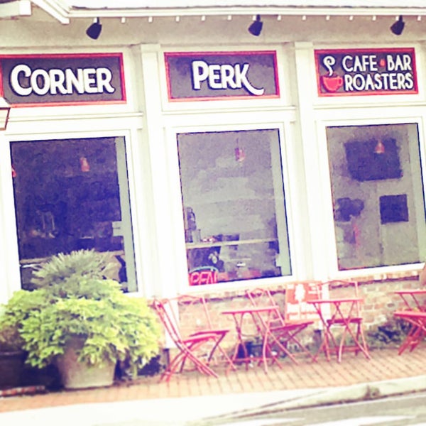 Снимок сделан в The Corner Perk Cafe, Dessert Bar, and Coffee Roasters пользователем Corner P. 12/20/2015