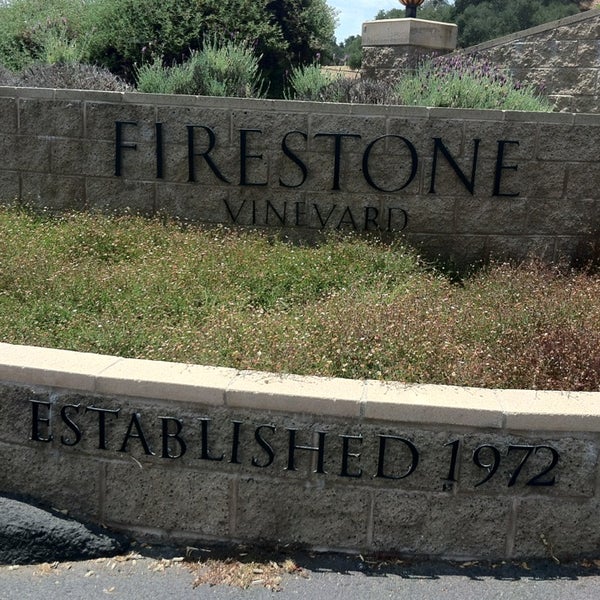 รูปภาพถ่ายที่ Firestone Vineyard &amp; Winery โดย tracy f. เมื่อ 7/22/2013