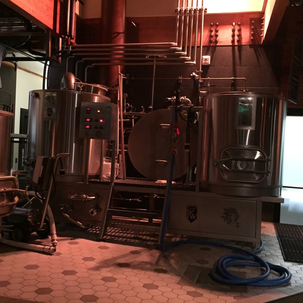 รูปภาพถ่ายที่ New Bohemia Brewing Co. โดย James T. เมื่อ 8/23/2015