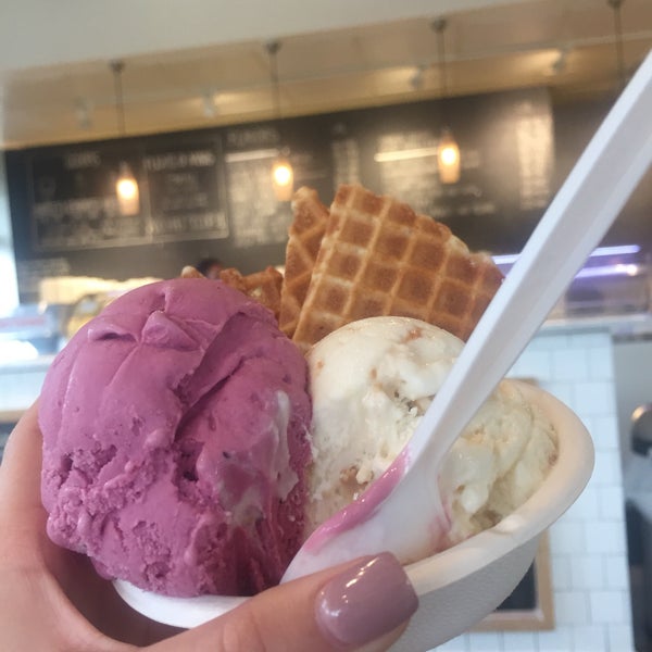 Foto tirada no(a) Jeni&#39;s Splendid Ice Creams por Jenna B. em 9/7/2018