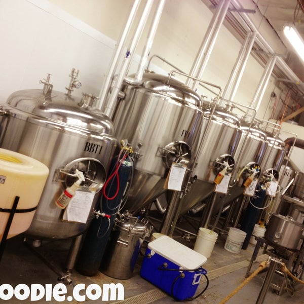 Foto tomada en Helm&#39;s Brewing Co.  por Roger M. el 4/15/2013