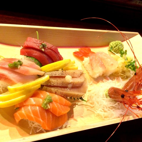 Foto tirada no(a) Wonderful Sushi Hillcrest por Roger M. em 4/25/2015