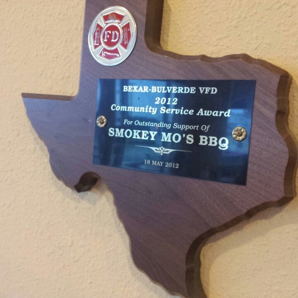Photo taken at Smokey Mo&#39;s BBQ by Rafael H. on 3/9/2014