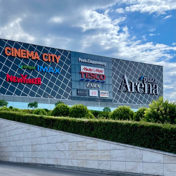 รูปภาพถ่ายที่ Arena Mall โดย Atti L. เมื่อ 7/15/2022