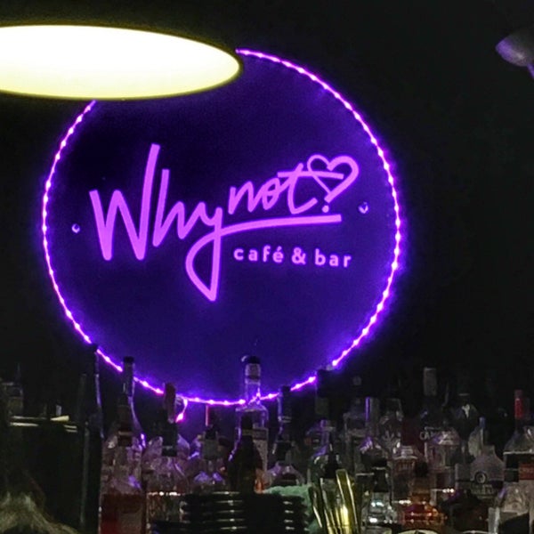 Foto tomada en Why Not Café &amp; Bar  por Atti L. el 11/14/2018