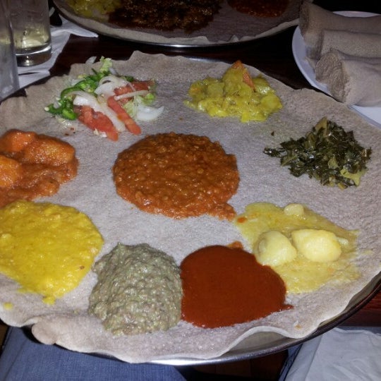 Foto tirada no(a) Etete Ethiopian Cuisine por Trishal K. em 11/10/2012