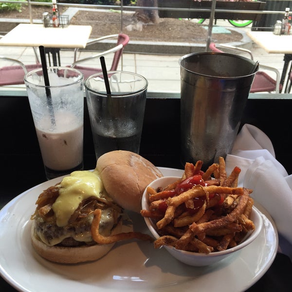 6/9/2015 tarihinde Alx D.ziyaretçi tarafından 5 Napkin Burger'de çekilen fotoğraf