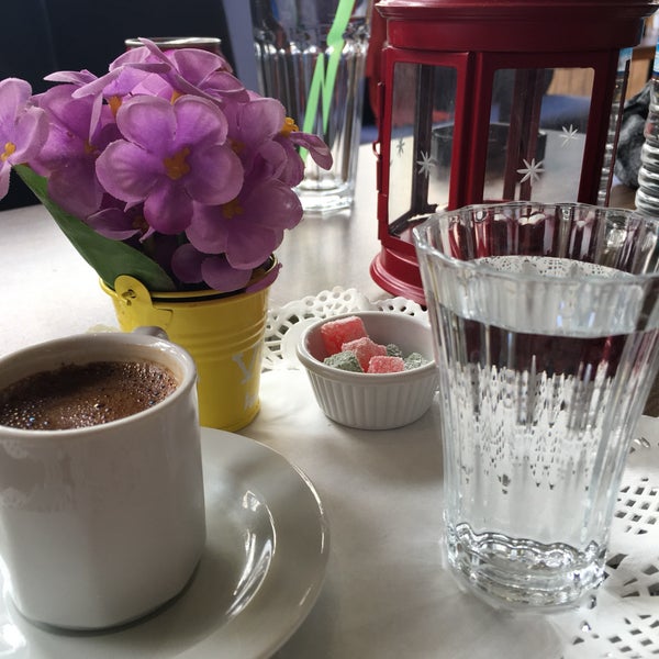 Das Foto wurde bei Cosmo Cafe von Çağla Ç. am 3/5/2017 aufgenommen