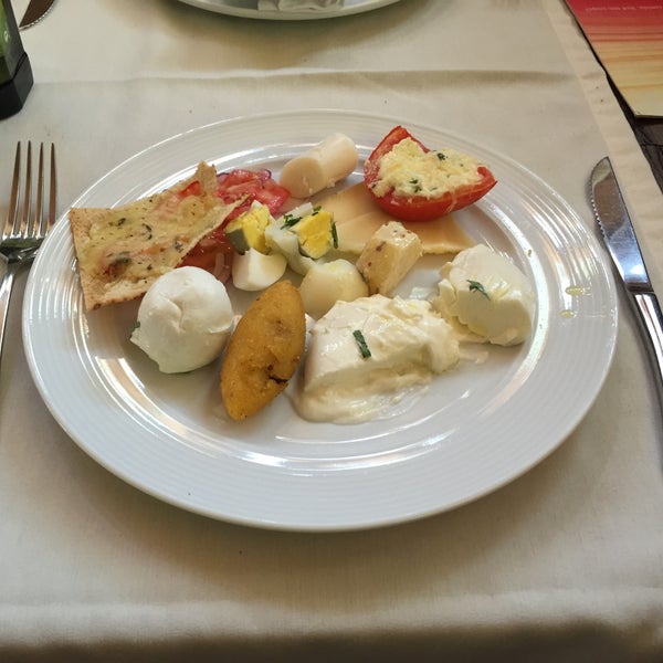 Foto diambil di Restaurante da Luciana - Slow Food oleh Guto M. pada 11/22/2015