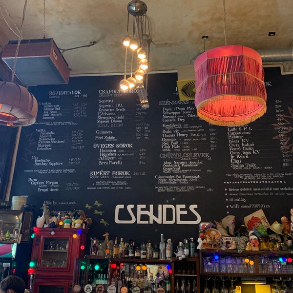 รูปภาพถ่ายที่ Csendes Vintage Bar &amp; Cafe โดย Kristal เมื่อ 9/27/2019