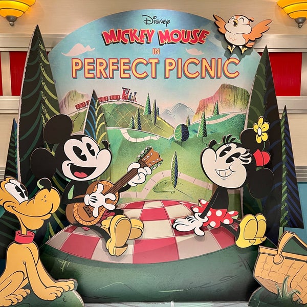 Mickey Mouse Ride Mickey & Minnie’s Runaway Railway - Theme Park Ride / Attraction