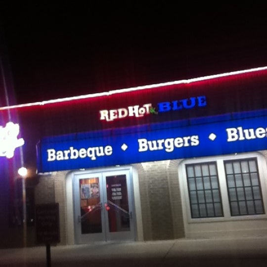 Foto tirada no(a) Red Hot &amp; Blue  -  Barbecue, Burgers &amp; Blues por Nena M. em 12/22/2012