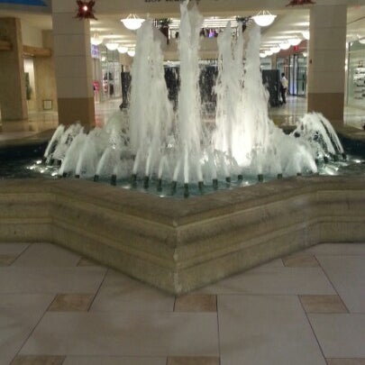 Das Foto wurde bei Aventura Mall Fountain von Christian L. am 10/30/2012 aufgenommen