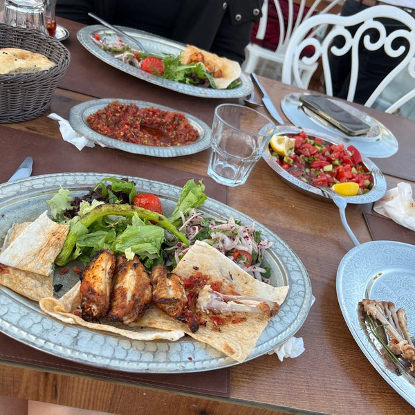 Das Foto wurde bei Kapadokya Kebapzade Restaurant von Diana G. am 7/2/2022 aufgenommen