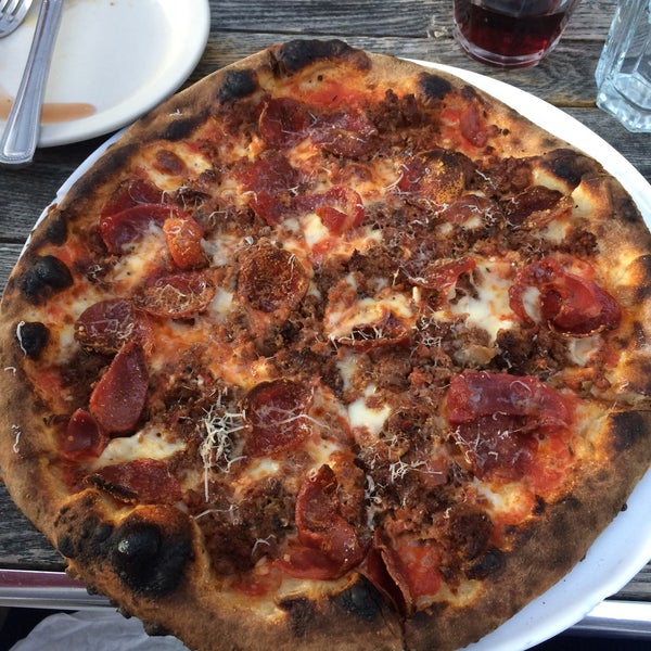 Foto scattata a Roscoe&#39;s Neapolitan Pizzeria da Barak S. il 6/29/2015