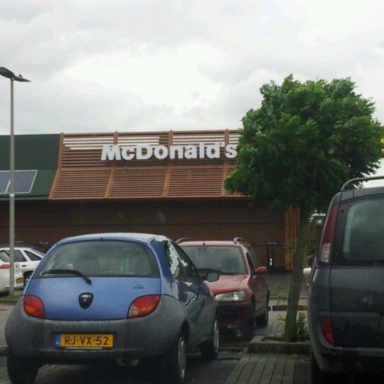 Foto tirada no(a) McDonald&#39;s por Roland T. em 9/24/2012