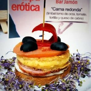 Tapa Erótica 2014: Cama redonda ( timbal de lomo de orza, tomate, tortilla y cabra).  2,90€