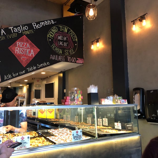 Foto scattata a Pizza Rustica da libby il 1/22/2018