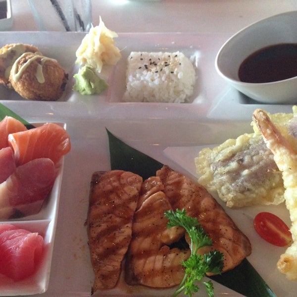Foto tirada no(a) Sushi Room - A Sake Lounge por Alanna L. em 7/24/2014