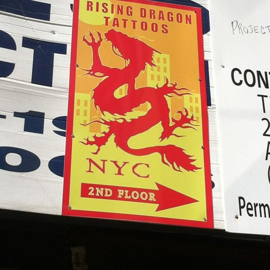 Das Foto wurde bei Rising Dragon Tattoos von Jessica Z. am 10/5/2012 aufgenommen