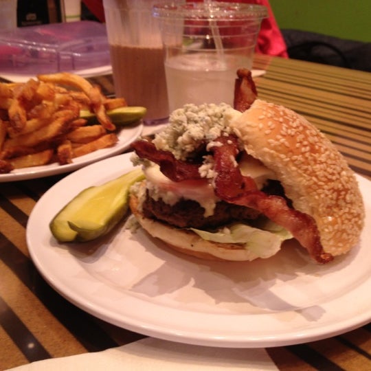 รูปภาพถ่ายที่ Bobby&#39;s Burger Palace โดย Andy S. เมื่อ 9/29/2012
