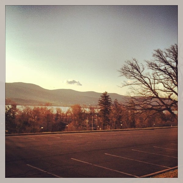 รูปภาพถ่ายที่ Mount Saint Mary College โดย Joe C. เมื่อ 4/2/2013