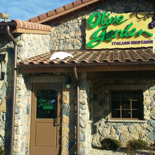Photo taken at Olive Garden by Frederica W. on 1/13/2014