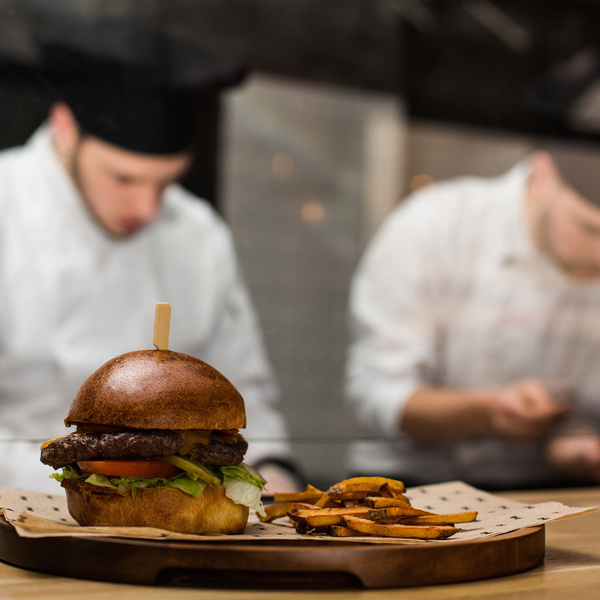 6/1/2015 tarihinde Le Burgerziyaretçi tarafından Le Burger'de çekilen fotoğraf