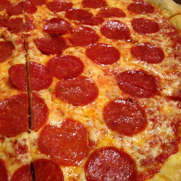 Foto scattata a Johnnys Pizza da Johnnys Pizza il 5/25/2015