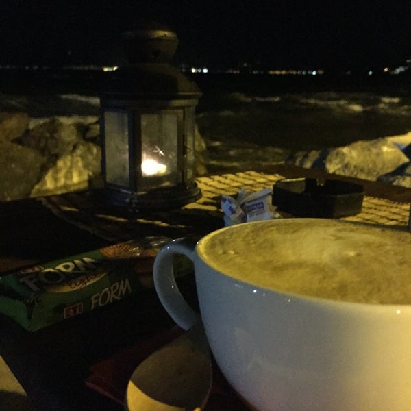 Das Foto wurde bei Uğur Tobacco &amp; Cafe Beach von Gamzr T. am 7/5/2016 aufgenommen