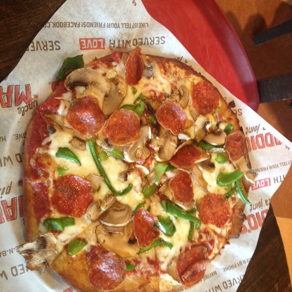 2/23/2013 tarihinde Brian H.ziyaretçi tarafından Uncle Maddio&#39;s Pizza Joint'de çekilen fotoğraf