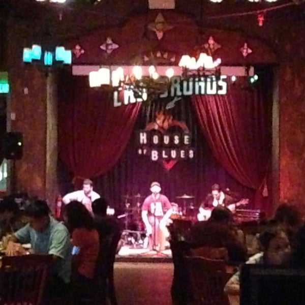 รูปภาพถ่ายที่ House of Blues Restaurant &amp; Bar โดย Brandi H. เมื่อ 9/20/2013