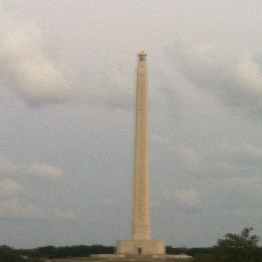 รูปภาพถ่ายที่ Monument Inn โดย Brandi H. เมื่อ 9/26/2012