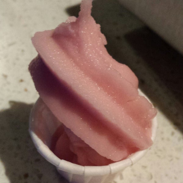 5/26/2015에 Twirl F.님이 Twirl Frozen Yogurt에서 찍은 사진