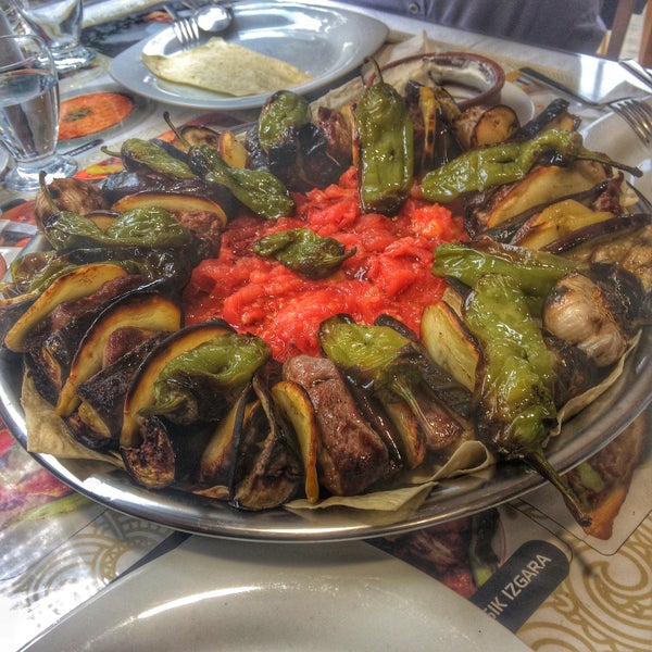 Foto diambil di Teras Anadolu Sofrası-Tokat Kebabı oleh Mustafa Ö. pada 9/25/2016