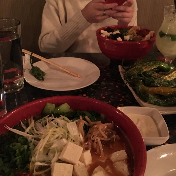รูปภาพถ่ายที่ Zutto Japanese American Pub โดย Julia E. เมื่อ 2/10/2018