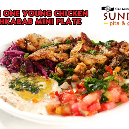 5/26/2015 tarihinde Shiri F.ziyaretçi tarafından Sunrise Pita &amp; Grill'de çekilen fotoğraf