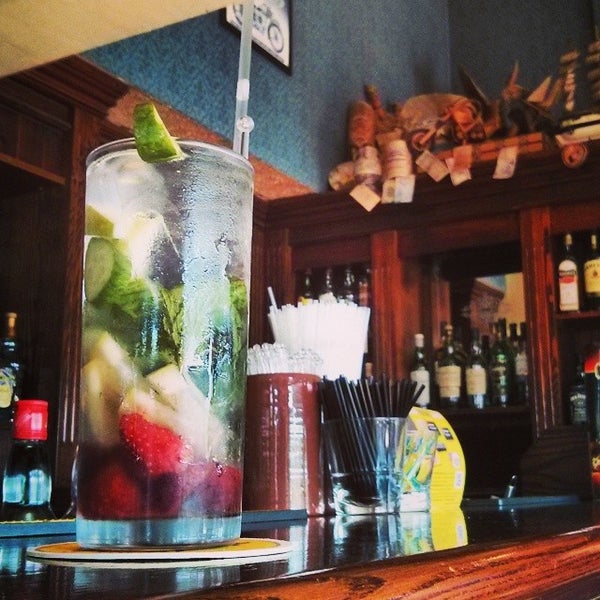 รูปภาพถ่ายที่ The New Horizon Pub (Bar &amp; Restaurant) โดย Geoff D. เมื่อ 6/17/2014
